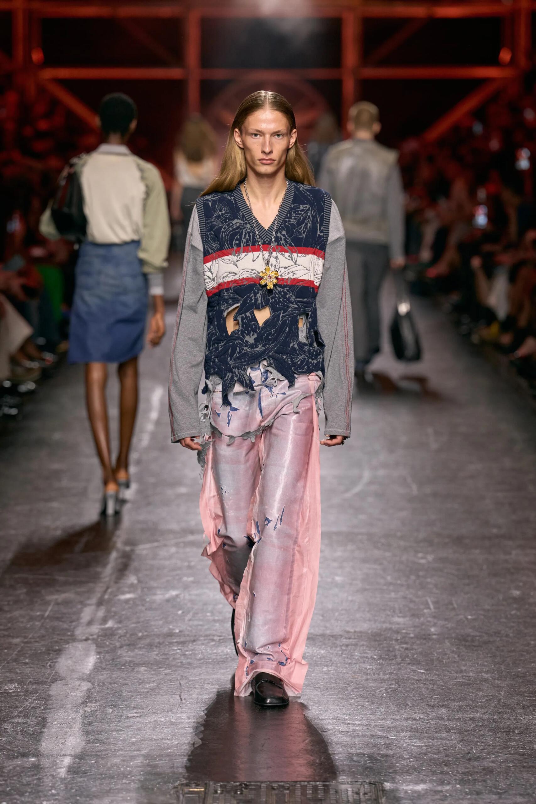 Diesel printemps-été 2027, look 36 : Maille ajourée et pantalon rose déconstruit, panneaux et bords effilochés.
