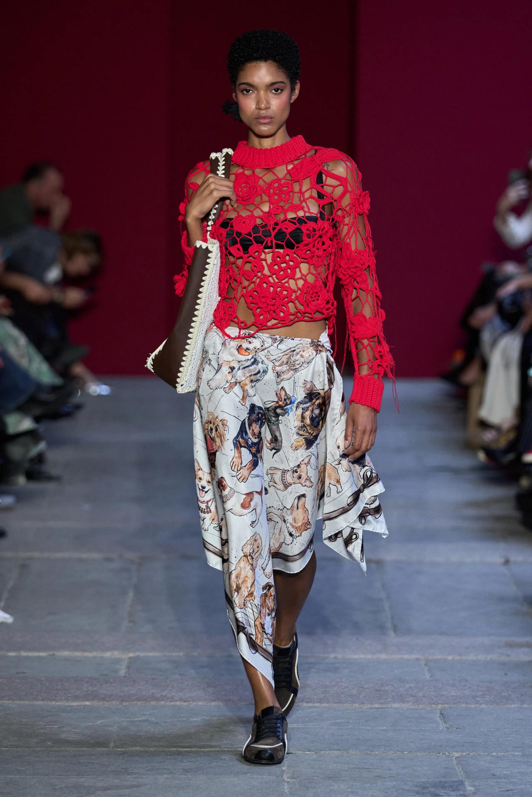Marco Rambaldi printemps-été 2027, look 13 : Pull rouge composé de fleurs au crochet et jupe imprimée.
