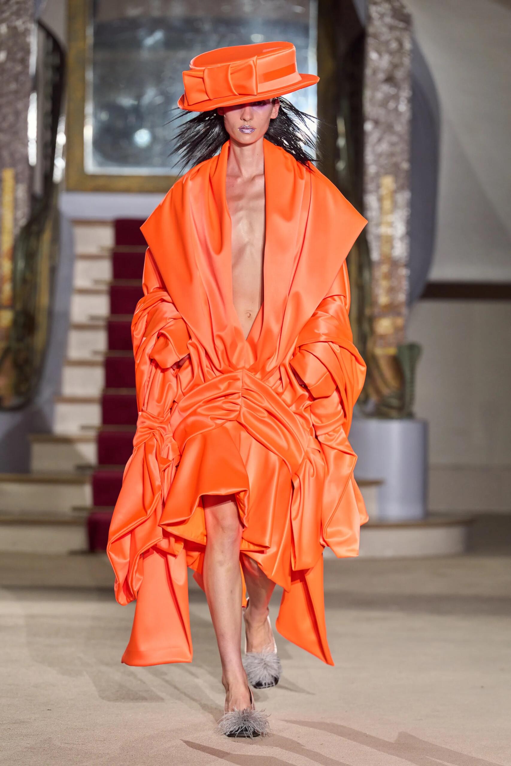 Vaquera printemps-été 2027, look 41 : silhouette de cérémonie orange vif avec chapeau assorti.